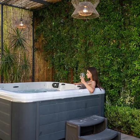 Country - * Kalamáta